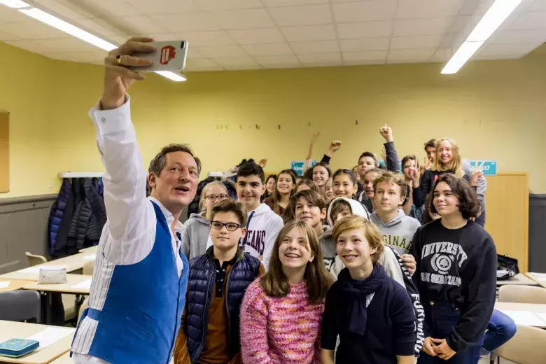 Selfie der Schulklasse mit Eckart von Hirschhausen
