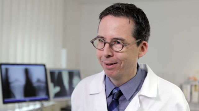 Prof. Scherer im Interview zum Thema Kniearthrose. Beim Klick auf das Bild öffnet sich das Video.