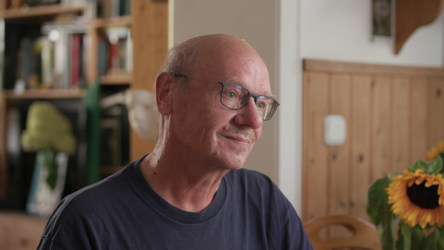 Porträt von Dirk Peter Fuchs. Beim Klick auf das Bild startet der Patientenfilm Demenz.